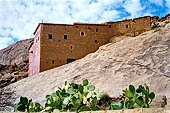 Marocco meridionale - Escursione nella valle di Ameln - villaggio nei pressi di Tafraoute, le case sono costruite su enormi rocce e la caratteristica moschea rossa. 